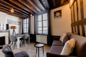 a living room with a couch and a table at Au Bourg Neuf in Orléans