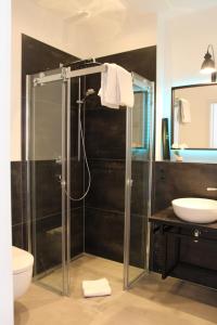 La salle de bains est pourvue d'une douche, de toilettes et d'un lavabo. dans l'établissement Mosel-Loggia - Luxusapartment -Terrass - Klimaanlage, à Traben-Trarbach