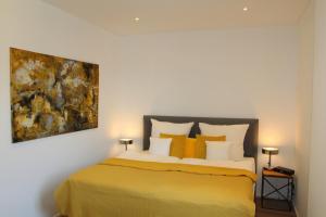 - une chambre avec un lit orné d'une peinture murale dans l'établissement Mosel-Loggia - Luxusapartment -Terrass - Klimaanlage, à Traben-Trarbach