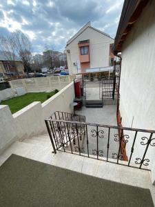 einen Balkon eines Hauses mit einem Zaun in der Unterkunft Hanu Satului in Constanţa