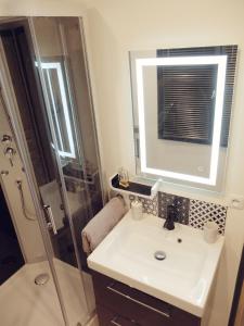 a bathroom with a sink and a shower at Studio Confort Netflix Business in Brétigny-sur-Orge