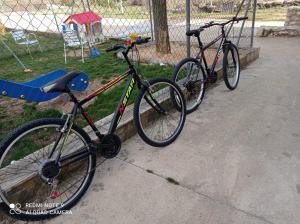 trzy rowery zaparkowane obok ogrodzenia w obiekcie Hostal el Hayedo w mieście Cantalojas