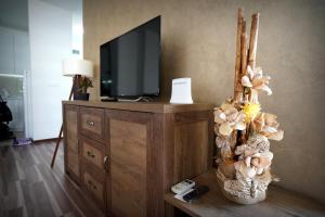 克拉多沃的住宿－Serbona apartment，客厅配有木梳妆台上的电视