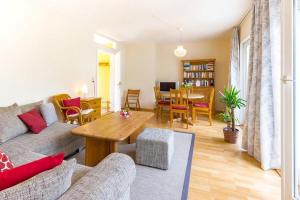 sala de estar con sofá y mesa en Ferienwohnung Rosenrot en Überlingen