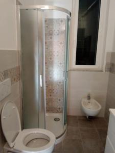 une salle de bain avec une douche, des toilettes et un lavabo dans l'établissement Da Cesare, à Moneglia 8 autres photos