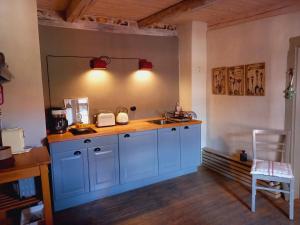 eine Küche mit blauen Schränken und einem Waschbecken in der Unterkunft Apartment Silberne Lilie in Quedlinburg