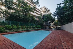 una piscina frente a un edificio en 6 Ipanema Beach, en Durban