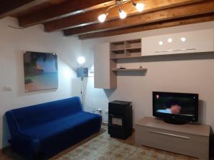 Телевизор и/или развлекательный центр в Casetta Relax da Antonio