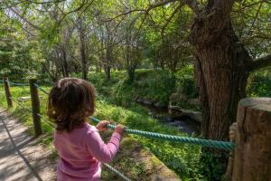 Ein kleines Mädchen, das ein Seil in der Nähe eines Flusses hält. in der Unterkunft Casa da Praia em Valadares in Vila Nova de Gaia + 39 Fotos