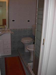 y baño con aseo y lavamanos. en CASA MARE ANDORA, en Andora