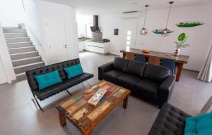 ein Wohnzimmer mit einem Sofa und einem Tisch in der Unterkunft Villa Palm Breeze in Maspalomas