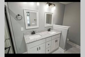 Bathroom sa 10 mins from Downtown New Orleans *a must see *