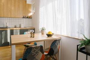 uma cozinha com uma mesa e duas cadeiras e um balcão em MILLENNIUM bridge cozy apartment TOP location em Podgorica