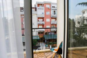 uma janela com vista para um edifício em MILLENNIUM bridge cozy apartment TOP location em Podgorica