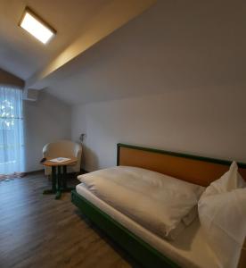 Letto o letti in una camera di Pension Aberger