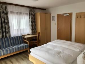 Letto o letti in una camera di Pension Aberger