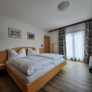 Letto o letti in una camera di Pension Aberger