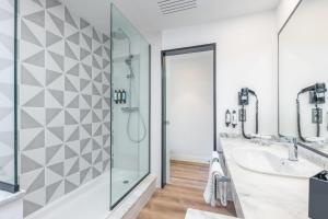 Koupelna v ubytování Hotel LIVVO Fataga + 37 fotografií