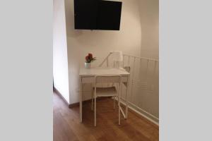 A television and/or entertainment centre at Appartamento VITTORIA Még 8 kép