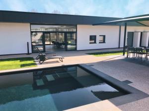 The swimming pool at or close to 5-sterren Landhuis met zwembad en jacuzzi