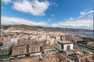 una vista aérea de una ciudad con edificios en HomeForGuest NEW Modern Penthouse Apartment with panoramic views of Santa Cruz, en Santa Cruz de Tenerife