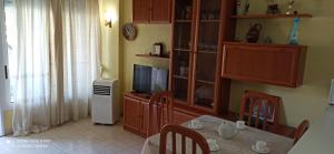 sala de estar con mesa y TV en Apartamento en la playa Salou, en Salou