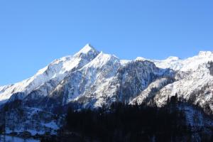 Vista generica sulle montagne o vista sulle montagne dall'interno dell'affittacamere