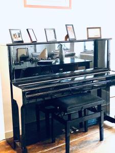 un viejo piano sentado en una sala de estar en Casa Livia, en Lindau