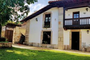 una casa bianca con un balcone e un cortile di Casa vacacional Dario a Rales