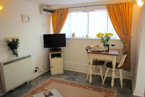 Gallery image of Romantic Flint Cottage on the Suffolk Coast in Saxmundham