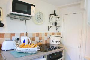 Gallery image of Romantic Flint Cottage on the Suffolk Coast in Saxmundham +51 photos