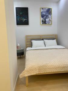 ein Schlafzimmer mit einem großen Bett mit weißer Bettwäsche in der Unterkunft Apartament Witomino Rolnicza in Gdynia