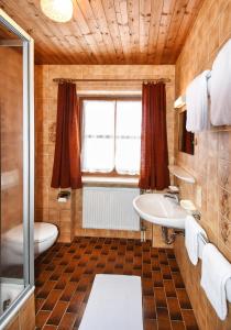 ein Bad mit einem Waschbecken, einem WC und einer Dusche in der Unterkunft Appartementhaus Manhard in Pfronten