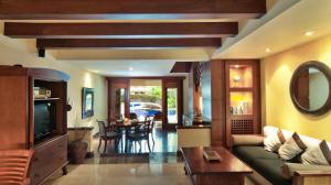 Pool Villa Merumatta Senggigi في سينغيغي: غرفة معيشة مع أريكة وطاولة