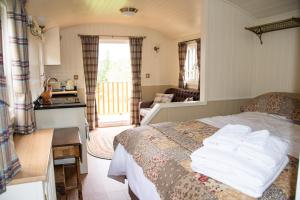 A bed or beds in a room at The Hideaway Huts