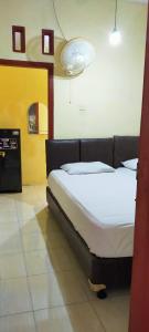 a bedroom with a large bed in a room at Aqsa Guest House Banjarsari 
