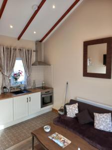 A New U Country Cottage Apartment tesisinde mutfak veya mini mutfak