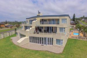 una vista aérea de una casa grande con patio en Uvongo - Beach Paradise & Open Ocean View, en Uvongo Beach
