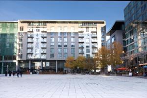 a city square with a large building in the background at Apartment in Central MK - Bed Choice of 1 Super-king Or 2 Singles and also 2 Sofa Beds - Free Parking and Smart TV - Contractors, Relocation, Business Travellers in Milton Keynes