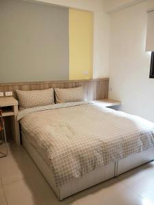 ein Schlafzimmer mit einem großen Bett in einem Zimmer in der Unterkunft Meet BnB in Luodong