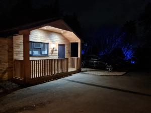 Wyvern Apartment في يوفيل: منزل في الليل مع سيارة متوقفة في الممر