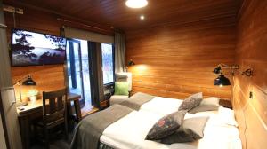 Un dormitorio con una cama y una ventana grande. en Villa Kammi Kilpisjärvi, en Kilpisjärvi