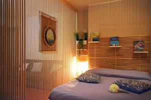 um quarto com uma cama com duas almofadas em IN SUITE LAKE 2 em Iseo