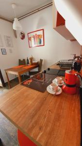 里耶卡的住宿－Trsatika，一张木桌,上面有杯子和碟子