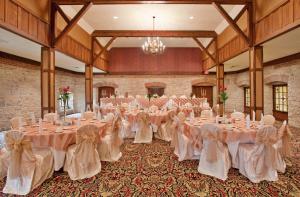 um salão de banquetes com mesas e cadeiras numa sala em Holiday Inn At Six Flags Saint Louis, an IHG Hotel em Eureka