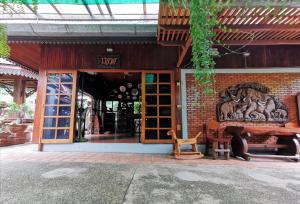 班泰普古色古香民宿的门面或入口