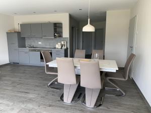 Η κουζίνα ή μικρή κουζίνα στο Haus Kranichfeld Wohnung A +7 φωτογραφίες