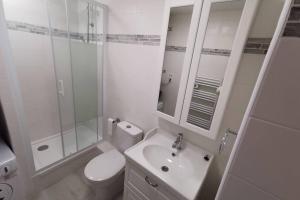 uma casa de banho com um WC, um lavatório e um chuveiro em Wei&Pei Apartment - Hypter Center St Germain En Laye 3min RER em Saint-Germain-en-Laye