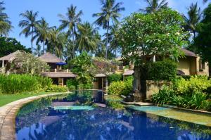 Villa con piscina frente a un complejo en Pool Villa Merumatta Senggigi, en Senggigi 