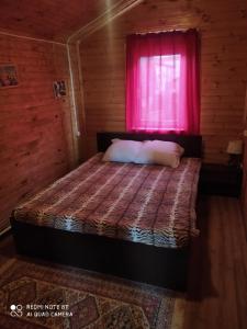 Un pat sau paturi într-o cameră la Sak Mini Hotel